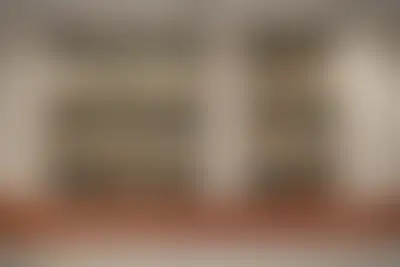 Уютная гостиная с авторским дизайном для ожидания такси или встречи с соседями.